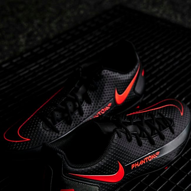 Crampons Nike Phantom noir et rouge