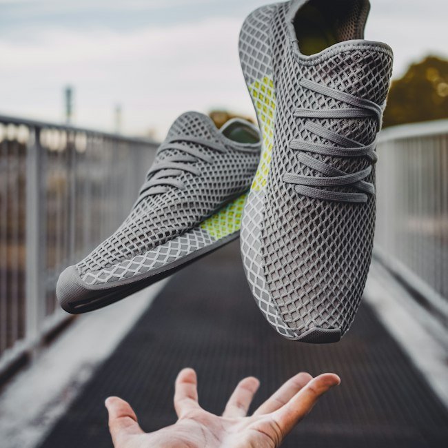 Baskets running grises en maille